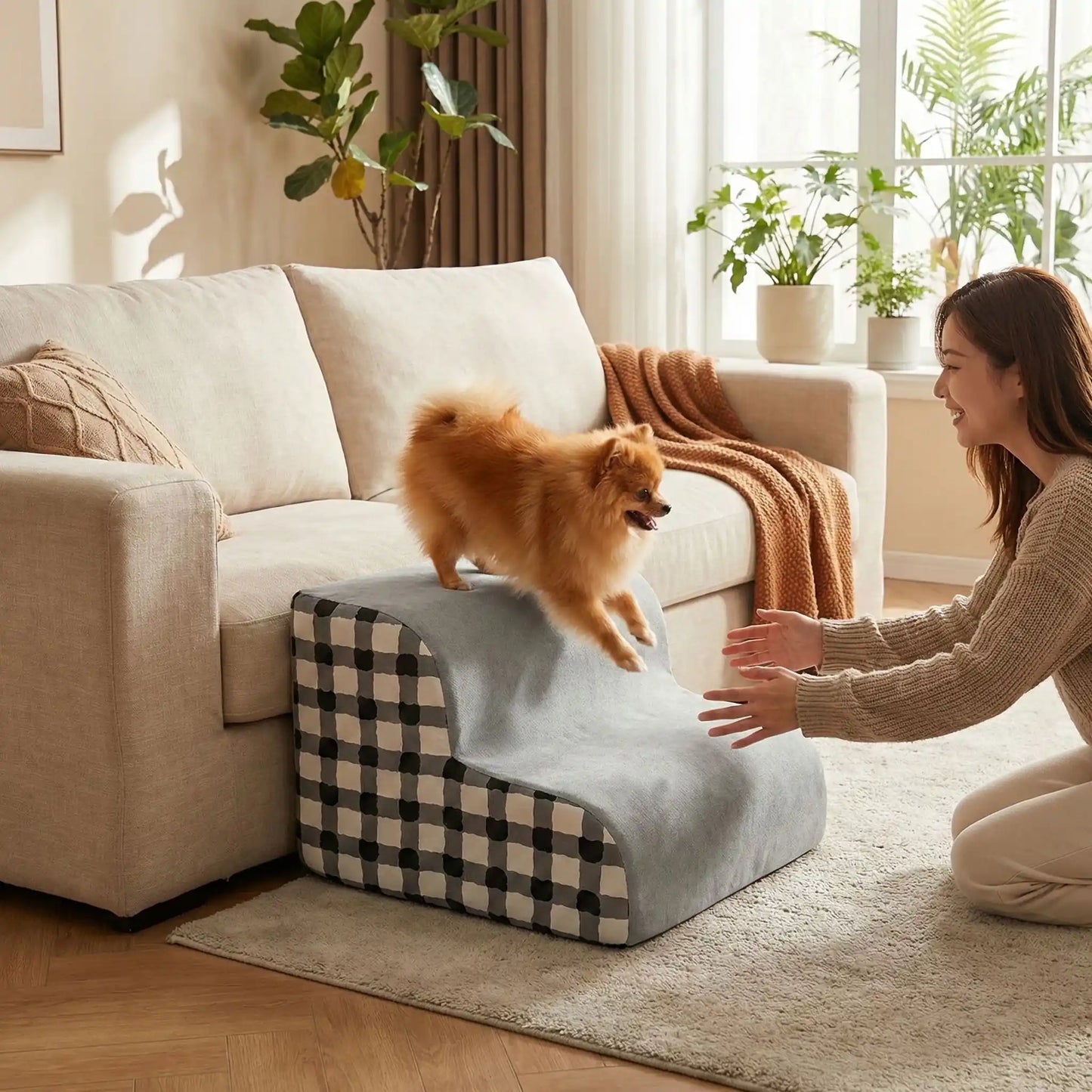 Escaliers-pour_chien-chiot-antidérapant, déhoussable lavable en machine avec mousse haute résilience à mémoire de forme pour protèger les articulations sensibles, sécurisé , confortable, résistant aux griffes pour petit et chien de moyenne taille-design velours sur le dessus ultra-doux et tissu en coton solide, style damier noir et blanc-un chien de petite race qui descend en courant sur l'escalier de 2 marches pour descendre du canapé en toute sécurité et sauter dans les bras de sa maitresse