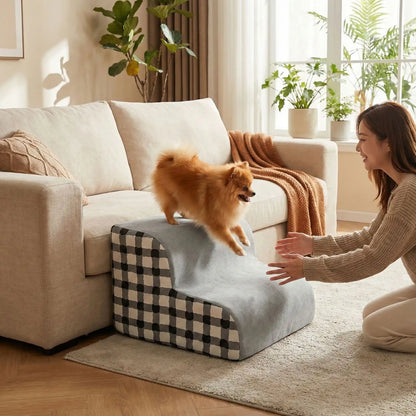 Escaliers-pour_chien-chiot-antidérapant, déhoussable lavable en machine avec mousse haute résilience à mémoire de forme pour protèger les articulations sensibles, sécurisé , confortable, résistant aux griffes pour petit et chien de moyenne taille-design velours sur le dessus ultra-doux et tissu en coton solide, style damier noir et blanc-un chien de petite race qui descend en courant sur l'escalier de 2 marches pour descendre du canapé en toute sécurité et sauter dans les bras de sa maitresse