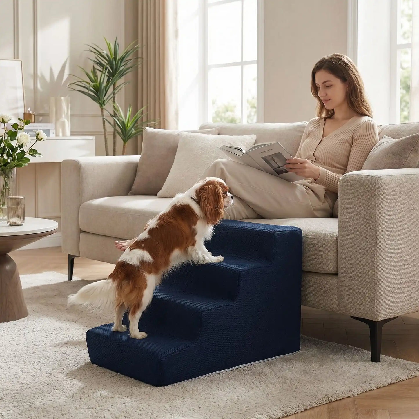 Escaliers pour chien et chiot antidérapant, déhoussable lavable en machine avec mousse haute résilience à mémoire de forme pour protèger les articulations sensibles, sécurisé , confortable, résistant aux griffes pour petit et chien de moyenne taille-design velours sur le dessus ultra-doux et tissu en coton solide-un chien de taille moyenne qui monte sur l'escalier de 4 marches en mousse pour rejoinre en toute sécurité sa maitresse assise sur le canapé du salon de la maison