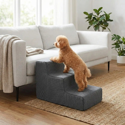 Escaliers pour chien et chiot antidérapant, déhoussable lavable en machine avec mousse haute résilience à mémoire de forme pour protèger les articulations sensibles, sécurisé , confortable, résistant aux griffes pour petit et chien de moyenne taille-design velours sur le dessus ultra-doux et tissu en coton solide-un chien de taille moyenne qui monte sur l'escalier de 4 marches en mousse pour rejoinre en toute sécurité le canapé du salon de la maison
