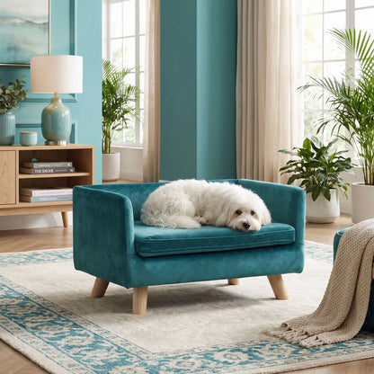 Fauteuil-pour-petit-chien-chiot-cocon- de petite taille de 0 à 8 kilos, structure en bois avec 4 pieds de bouleau robuste, dossier et accoudoir en U design nordique , 100 coton, toucher velours quadrillé pour un effet chic, matelas d'assise rectangulaire amovible en mousse 100% coton haute densité ergonomqiue déhoussable et lavable en machine, imperméable et résistant aux griffes-un chien de petite taille couché confortablement sur son petit fauteuil design de couleur bleu canard surélevé dans le salon 