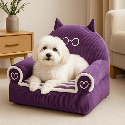 Fauteuils-pour-chiens-lavable en machine-anti-poils-rembourrage 100% coton haute densité ergonomique avec dossier et accoudoirs cylindriques entourant et sécurisant-antidérapant-design mignon animaux pour chien toy et de petite taille-un petit chien heureux et couché confortablement sur son fauteuil violet douillet dans le salon de la maison
