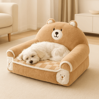 Fauteuils-pour-chiens-lavable en machine-anti-poils-rembourrage 100% coton haute densité ergonomique avec dossier et accoudoirs cylindriques entourant et sécurisant-antidérapant-design mignon animaux pour chien toy et de petite taille-un petit chien blanc qui dort paisiblement sur son fauteuil marron douillet dans le salon de l'appartement