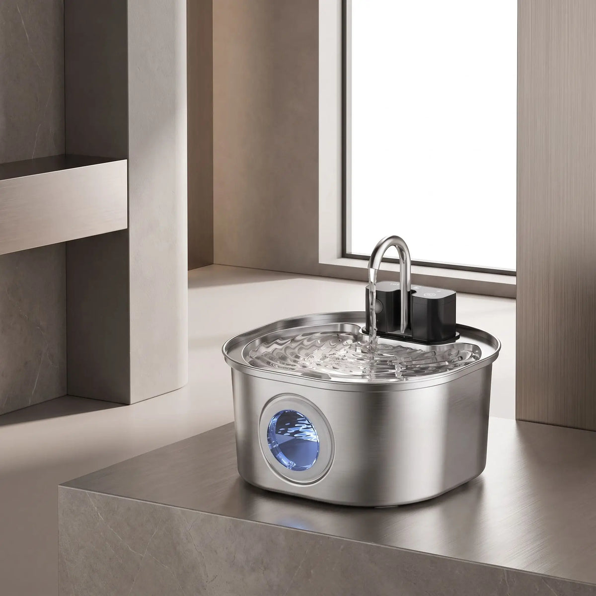 Fontaine-à-eau-chien-distributeur-automatique-inox 304D avec robinet verseur, avec batterie longue durée, rechargeable par USB, sans fil transportable, capacité de 3,2 litres, avec capteur de mouvement, 3 programmes : eau en continue, intermitence ou automatique avec filtre à 3 niveaux (charbon, coton, ions et éponge) design hublot sur le devant pour voir le niveau d'eau-gros plan sur la fontaine à eau automatique sans fil design inox pour chiot et chien de petite à moyenne taille en mode continu 