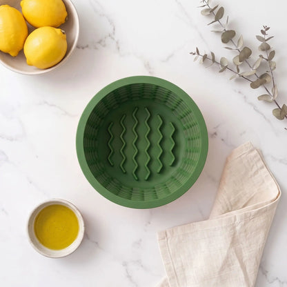 Gamelle-anti-glouton-chien-léchage-en silicone de qualtié alimentaire sans BPA, intérieur conception nid d'abeille avec ventouse intégrale ultra robuste pour le coller partout (mur, sol)  forme haute, idéal pour les races à longues oreilles, compatible lave-vaisselle, firgo et congélateur pour des préparations à lécher diverses, 2 taille S et L pour chiot et chien de toute race, contenance de 550ml à 1 litre-gros plan, vue sur le haut; pour voir l'intérieur avec stries en nid d'abeille 