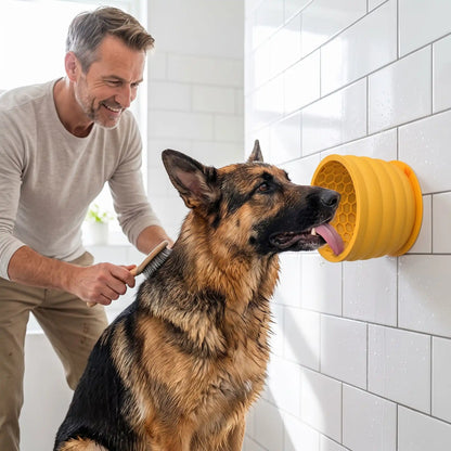 Gamelle-anti-glouton-chien-léchage-en silicone de qualtié alimentaire sans BPA, intérieur conception nid d'abeille avec ventouse intégrale ultra robuste pour le coller partout (mur, sol)  forme haute, idéal pour les races à longues oreilles, compatible lave-vaisselle, firgo et congélateur pour des préparations à lécher , S et L pour chiot et chien de toute race, contenance de 550ml à 1 litre-un chien qui lèche avec  la gamelle anti-glouton par ventouse au mur de la salle de bain où son maitre le brosse