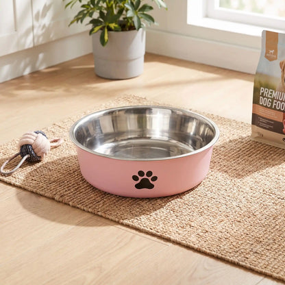 Gamelle chien, chiot, inox 304-3-tailles robuste et indéformable p design hygiénique, lavable en lave-vaisselle avec son fond antidérapant en silicone pour une stabilité à toute épreuve, anti renversement, anti éclaboussures, design noir avec patte de chien, en rose, bleu ou gris disponible en 3 tailles 250/500/1000 ml pour race de chiot ou chien de petite, moyenne, grande taille-gros plan sur la gamelle rose hygiénique avec son fond 100% antidérapant design avec sa patte de chien sur le sol de la cuisine
