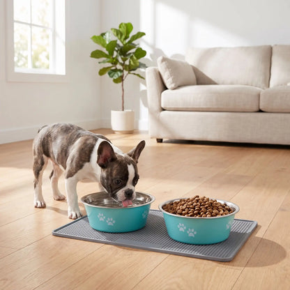 Gamelle-chien-chiot-lot-de-2-inox durable et robuste, design bleu ou gris avec pattes de chiens blanches , lavable en lave -vaisselle avec fond 360° en caoutchouc antidérapant et anti renversement, anti-rayures au sol, disponible en 4 tailles : 400/800 ml ou 1,5/2 litres pour chiot et chien de petite, moyenne et grande race- un chien de moyenne race qui mange dans sa gamelle inox bleu remplie de croquette à côté de l'autre gamelle grise remplie d'eau fraiche sur le tapis pour gamelle dans le salon 
