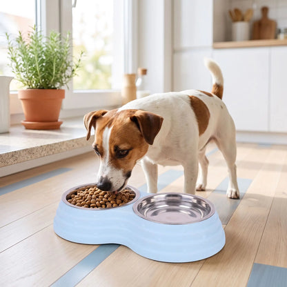Gamelle-double-pour-chien et chiot amovible en inox , compatible au lave-vaisselle avec support en résine, design en 8 robuste, avec pieds antidérapants, disponible en 3 tailles pour chien de petite à moyenne race 200ml/500ml/700ml par bol et 3 coloris bleu, rose et vert-Un petit chien qui mange ses croquettes dans sa gamelle double avec sa gamelle d'eau intégré dans un support en résine surélevées et ses pieds antidérapants et anti-rayures sur le sol en parquet de la cuisine