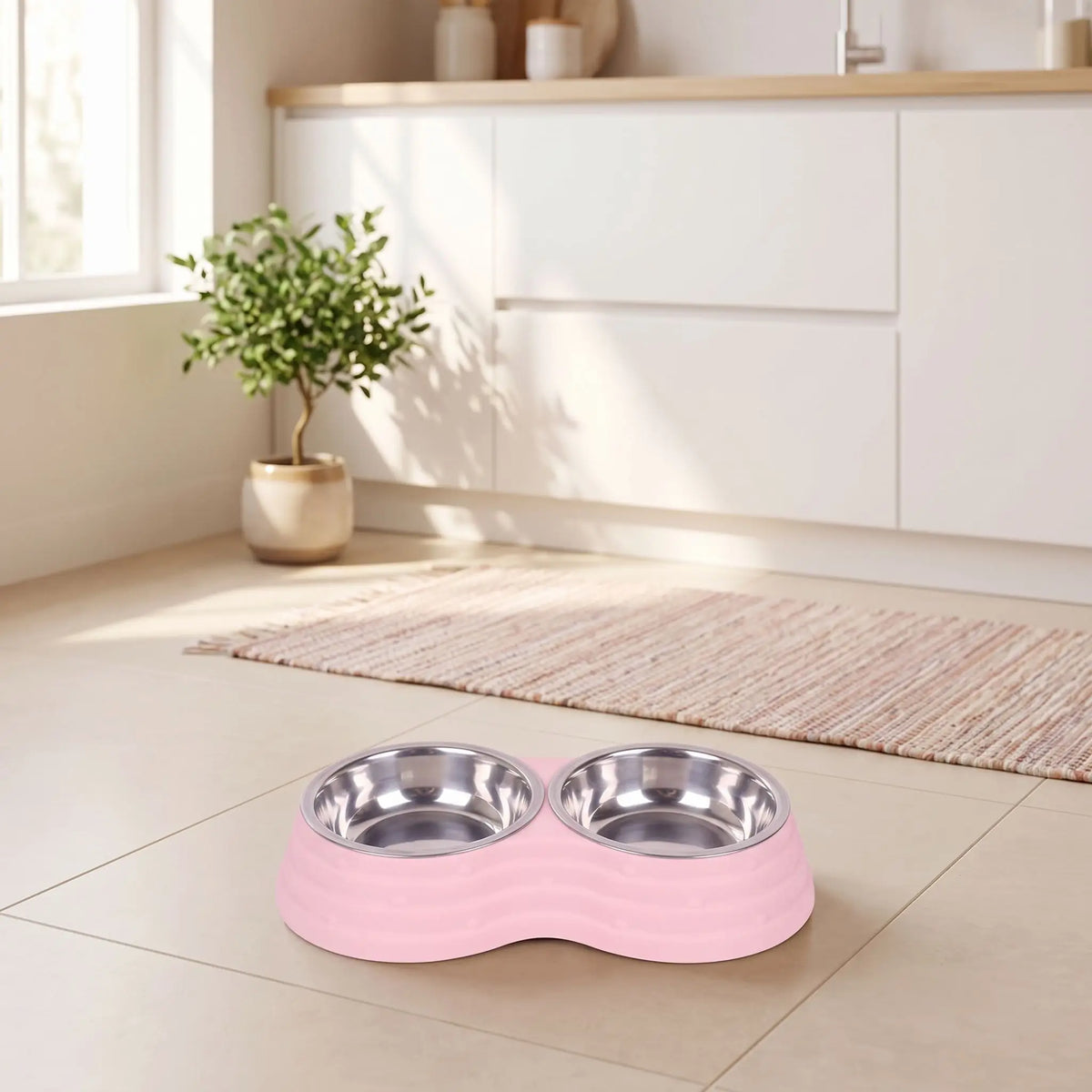 Gamelle-double-pour-chien et chiot amovible en inox , compatible au lave-vaisselle avec support en résine, design en 8 robuste, avec pieds antidérapants,anti-renversement disponible en 3 tailles pour chien de petite à moyenne race 200ml/500ml/700ml par bol et 3 coloris bleu, rose et vert-gros plan sur la double pour eau et nourriture pour chien dans son support surélevé en résine de couleur rose et ses pieds antidérapants, anti-glissement sur le sol en carrelage de la cuisine