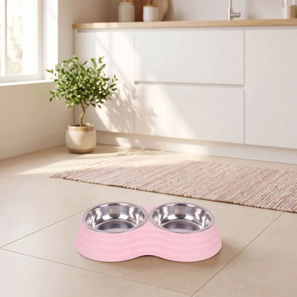 Gamelle-double-pour-chien et chiot amovible en inox , compatible au lave-vaisselle avec support en résine, design en 8 robuste, avec pieds antidérapants,anti-renversement disponible en 3 tailles pour chien de petite à moyenne race 200ml/500ml/700ml par bol et 3 coloris bleu, rose et vert-gros plan sur la double pour eau et nourriture pour chien dans son support surélevé en résine de couleur rose et ses pieds antidérapants, anti-glissement sur le sol en carrelage de la cuisine