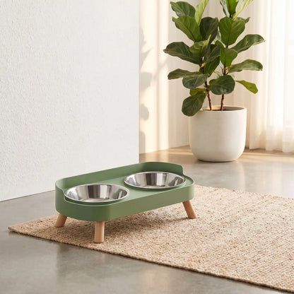 Gamelle-double-pour-chien-chiot-surélevé sur 4 pieds amovibles et support ABS avec rebord anti-éclabloussures et ses deux gamelles en Inox d'une capacité de 400 ml chacune lavable en lave-vaisselle en 4 couleurs: rose, jaune, blanc crème et vert pour chiot et chien- gros plan sur la double gamelle dans le support surélevé de couleur vert sur 4 pieds amovibles dans le salon de la maison