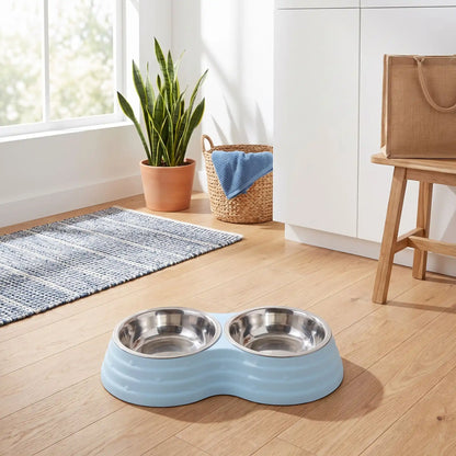 Gamelle-double-pour-chien et chiot amovible en inox , compatible au lave-vaisselle avec support en résine, design en 8 robuste, avec pieds antidérapants,anti-renversement disponible en 3 tailles pour chien de petite à moyenne race 200ml/500ml/700ml par bol et 3 coloris bleu, rose et vert-gros plan sur la double pour eau et nourriture pour chien dans son support surélevé en résine de couleur bleu et ses pieds antidérapants, anti-glissement sur le sol en parquet du studio