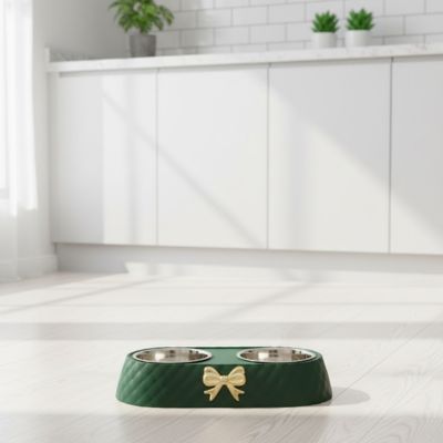 Gamelle-double-pour-chien-petit-avec-support-design noeud doré avec 2 gamelles inox amovibles et lavable en lave-vaisselle, support surélevé en ABS avec pieds antidérapant et anti-renversement, disponible en 3 coloris : marron, vert olive et blanc et chiot de petite race et petite taille avec pour chaque gamelle une contenance de 250 ml chacune-gros plan sur la gamelle double pour nourriture et eau dans un seul support stable anti glissement en hauteur de couleur vert sur le sol du salon de l'appartement