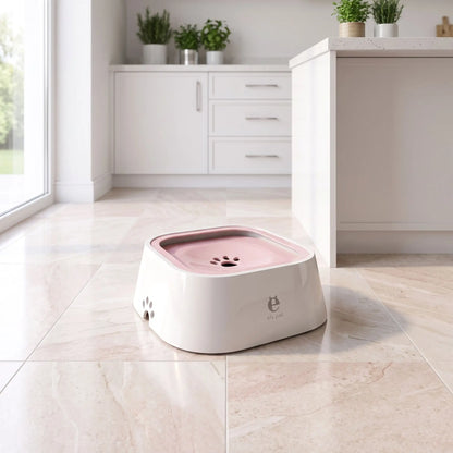 Gamelle-eau-chien-propre-1500ml pour chien et chiot anti-renversement, anti-bave, anti éclaboussures avec sa base évasée en bas et ses pieds antidérapants , sa base flottante et son contour qui bloque le tout,sans BPA, abs de qualité alimentaire,lavable en lave-vaisselle, démontable en 3 parties, robuste en 4 coloris : gris, blanc, bleu et rose- gros plan sur la  gamelle d'eau et fraiche de couleur rose et blanc sur le sol en carrelage propre de la cuisine de l'appartement
