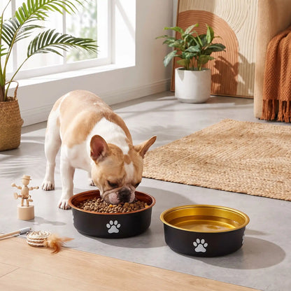 Gamelle-en-inox 304 robuste et indéformable pour chien et chiot design hygiénique, lavable en lave-vaisselle avec son fond antidérapant en silicone pour une stabilité à toute épreuve, anti renversement, anti éclaboussures, design noir avec une patte de chien blanche et intérieur chic de couleur or ou bronze, disponible en 3 tailles 250/500/1000 ml pour toute taille, race de chiot ou chien du petite, moyenne à grande-un chien moyen qui mange confortablement dans sa gamelle design le studio