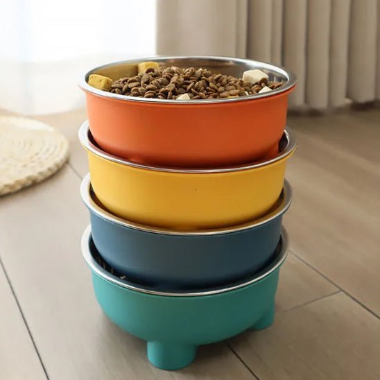 Gamelle-en-inox-pour-chien-petite-taille-surélevée sur pieds antidérapant avec gamelle en inox lavable en lave-vaisselle amovible et son support PP sans BPA avec une capacité de 500 ml pour chiot et chien de petite à moyenne taille, disponible en 4 coloris  jaune, vert, bleu et rouge-gros plan sur les 4 gamelles dans son support en hateur avec ses 4 pieds antidérapant dans ses 4 couleurs : jaune, vert, rouge et bleu design empilées les unes dans les autres sur le sol en parquet du salon
