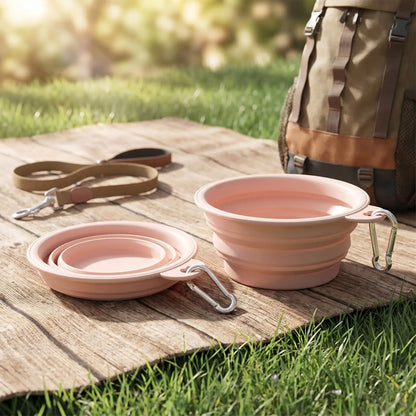 Gamelle-pliable-chien-chiot-lot-de-2-en silicone alimentaire, garanti sans produits chimiques, lavable en lave-vaisselle, robuste et compact comme un CD avec son mousqueton pour l'accrocher n'importe où, léger avec ses 80g, disponible en 2 tailles 350ml et 1000 ml pour toutes races de chien et trois couleur : rose, bleu et vert-gros plan sur les deux gamelles pliable avec mousqueton, avec une déplié et une pliée pour voir combien elle est compacte de couleur rose