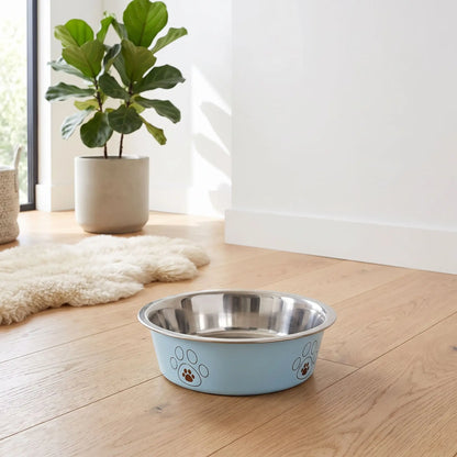 Gamelle-pour-chien-inox-3-tailles robuste et indéformable pour chien et chiot design hygiénique, lavable en lave-vaisselle avec son fond antidérapant en silicone pour une stabilité à toute épreuve, anti renversement, anti éclaboussures, design noir avec des patte de chien, en rose, bleu ou jaune disponible en 3 tailles 250/500/850 ml pour race de chiot ou chien de petite à moyenne taille-gros plan sur la gamelle bleue hygiénique pour chiot et chien avec fond antidérapant sur le sol en parquet du salon