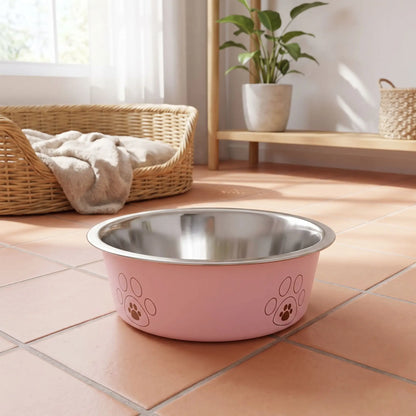 Gamelle-pour-chien-inox-3-tailles robuste et indéformable pour chien et chiot design hygiénique, lavable en lave-vaisselle avec son fond antidérapant en silicone pour une stabilité à toute épreuve, anti renversement, anti éclaboussures, design noir avec des patte de chien, en rose, bleu ou jaune disponible en 3 tailles 250/500/850 ml pour race de chiot ou chien de petite à moyenne taille-gros plan sur la gamelle rose hygiénique pour chiot et chien avec fond antidérapant sur le sol en carrelage de la cuisine