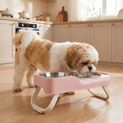Gamelles-chien-en-hauteur-asymétrique-avec-support et pied surélevé pliable en ABS robuste et gamelle inox de 350/380ml chacune en lot de 2, lavable en lave-vaisselle pour race de chien de petite à moyenne taille, transportable , hygiénique qui s'adapte à la croissance du chiot - un chien de petite taille qui boit confortablement dans sa gamelle d'eau surélevée de 5 cm par rapport à la deuxième gamelle de nourriture plus basse sur le support rose sur ses deux pieds antidérapants sur le sol