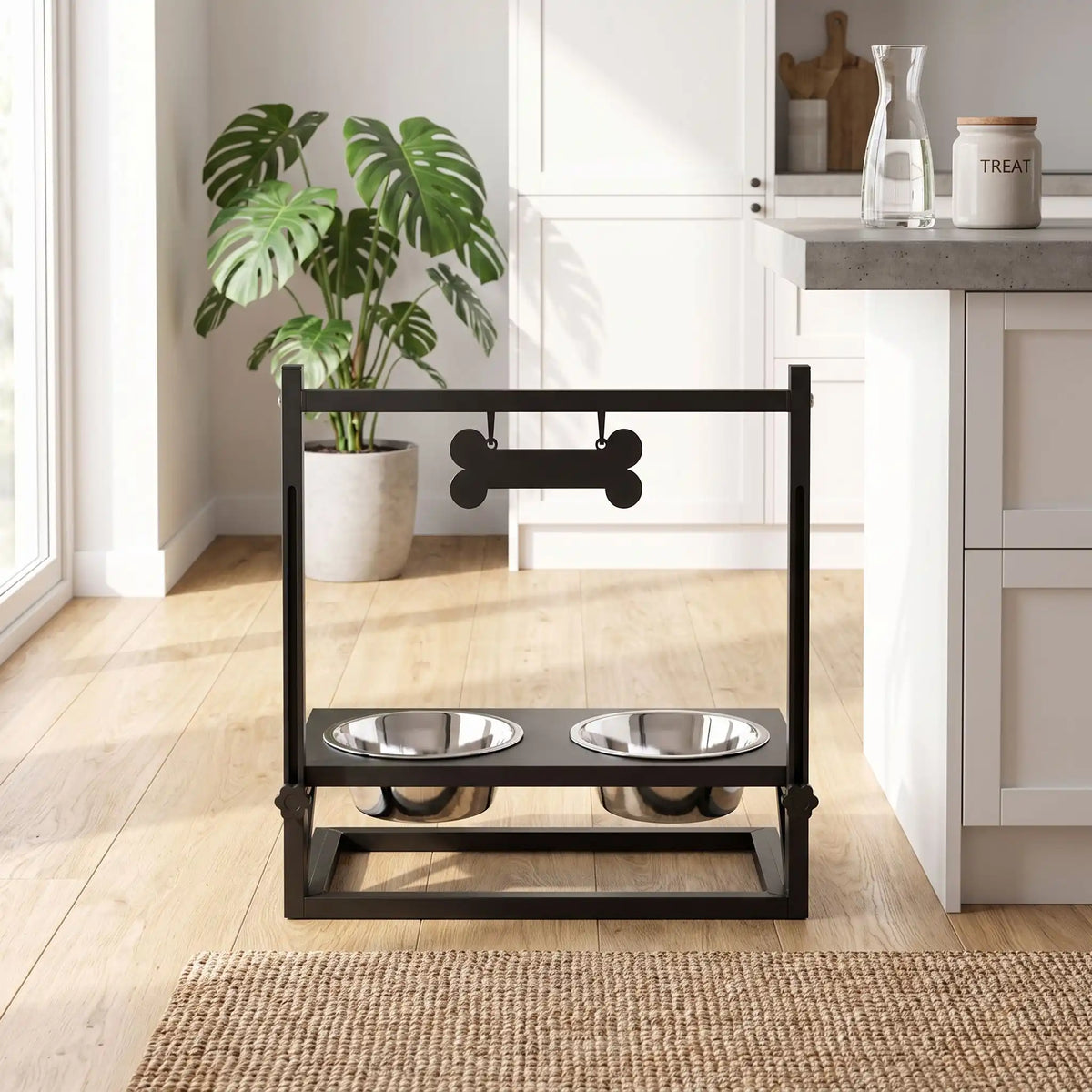 Gamelles-surélevées-pour-chien-chiot-design en acier noir robuste et épurés avec 2 gamelles inox encastrable dans le support réglable sur 3 hauteurs pour chiot et chien de taille moyenne taille de 25 cm à 60 cm au garrot, idéal pour suivre la croissance des chiots, Gamelle d'une capacité de 900 ml chacune compatible au lave-vaisselle,  soulage l'arthrose et les douleurs,traite le mégaœsophage,réduit les régurgitations-gros plan sur le support 2 gamelles en inox avec l'os en pancarte personnalisable design 