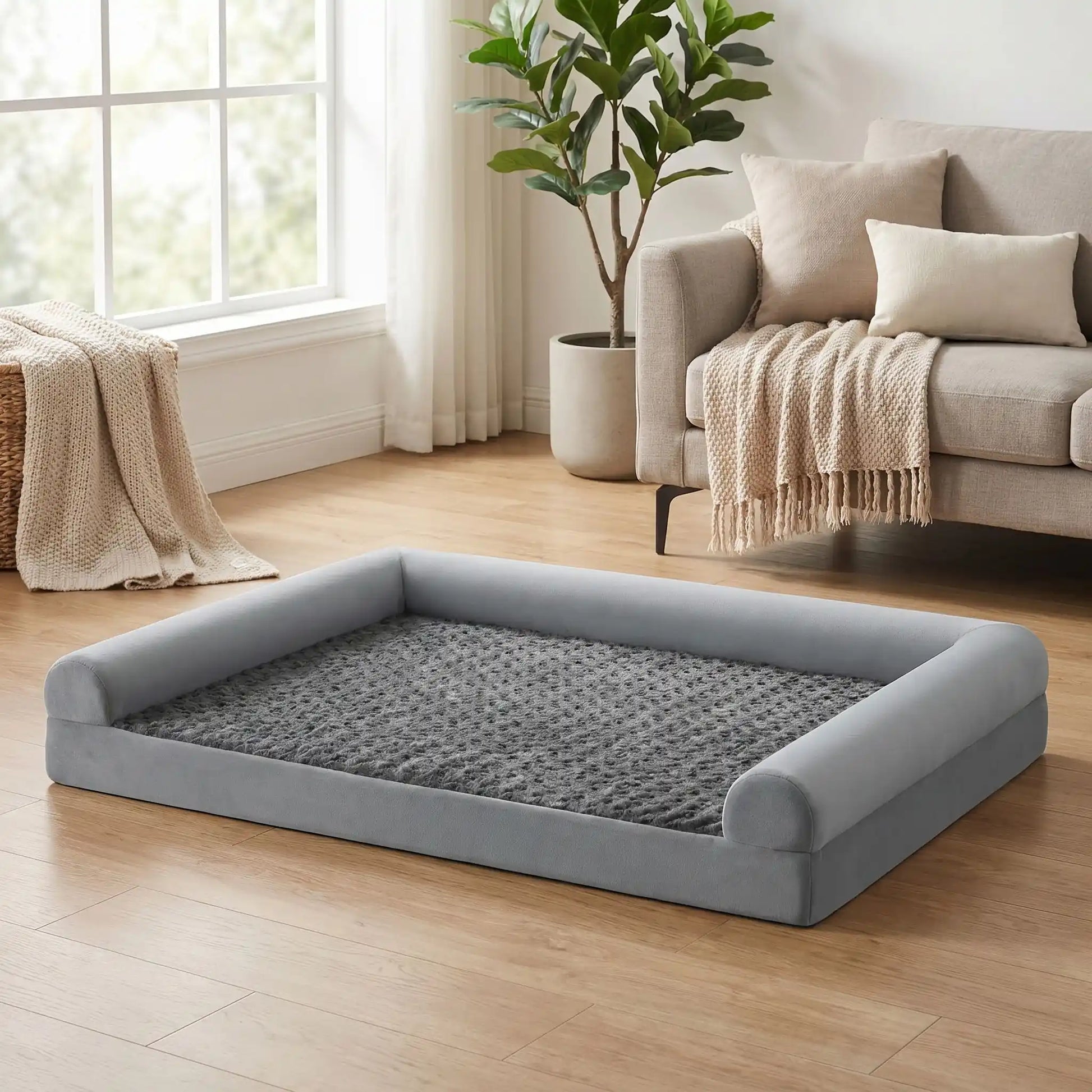 Grand-lit-chien-orthopédique-xxl avec traversin intégré,antidérapant-imperméable-déhoussable-lavable en machine-résistant aux griffes et morsures  pour grand chien et chiot jusqu'à 68 kg max-en velours côtelé et 100% Coton PP et deux traversins cylindriques rembourré en forme de L de couleur gris pour un effet apaisant et sécurisant-gros plan sur le grand lit orthopédique avec rebord surélevé en U comme un canapé pour chiot et chien de grande et tailles géantes jusqu'à 68 kilos de 135 cm de long