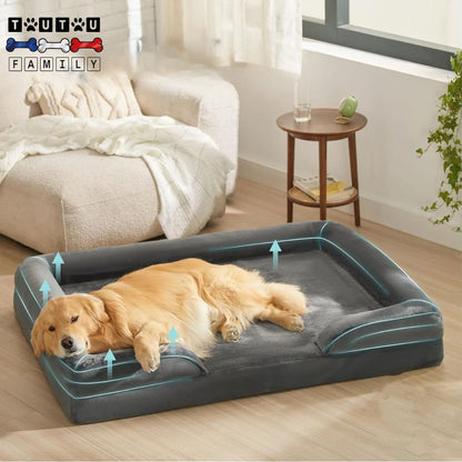 Grand-panier-pour-chien-coussin-un-golden-qui-dort-paisiblement-dans-son-panier-orthopédique-déhoussable-lavable-en-machine-imperméable-avec-rebord-100%-coton-coloris-gris-dasn-le-salon