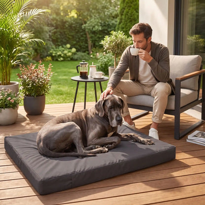 Housse-coussin-chien-100% imperméable-5-tailles S, M, L, XL et XXL-lavable en machine- anti-poils-antistatique-antibactérien-protection ultra-résistante en tissu Oxford 250 D résistant aux griffes et morsures de couleur marron-protection de couchage, coussin, lit, matelas, panier de forme rectangulaire-un chien de très grande race couché confortablement sur la housse douce et hypoallergénique et hygiénique xxl qui protège son matelas surla terasse du jardin de la maison
