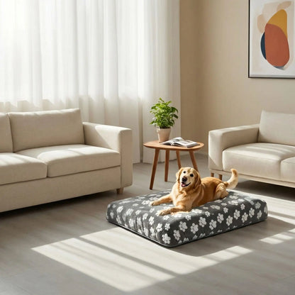 Housse-de-coussin-pour-chien-adaptable et universelle pour couchage, lit, cage pour chien en coton et polaire hypoallergénique douce et design pattes de chien mignon-housse avec élastique solide, de protection ultra douce, imperméable et hypoallergénique-disponible en 2 tailles L et XL, lavable en machine, résistante au griffes et aux chiens qui aiment creuser-ungrand chien couché confortablement sur la housse xxl qui enveloppe son coussin rectangulaire  dans le salon de la maison