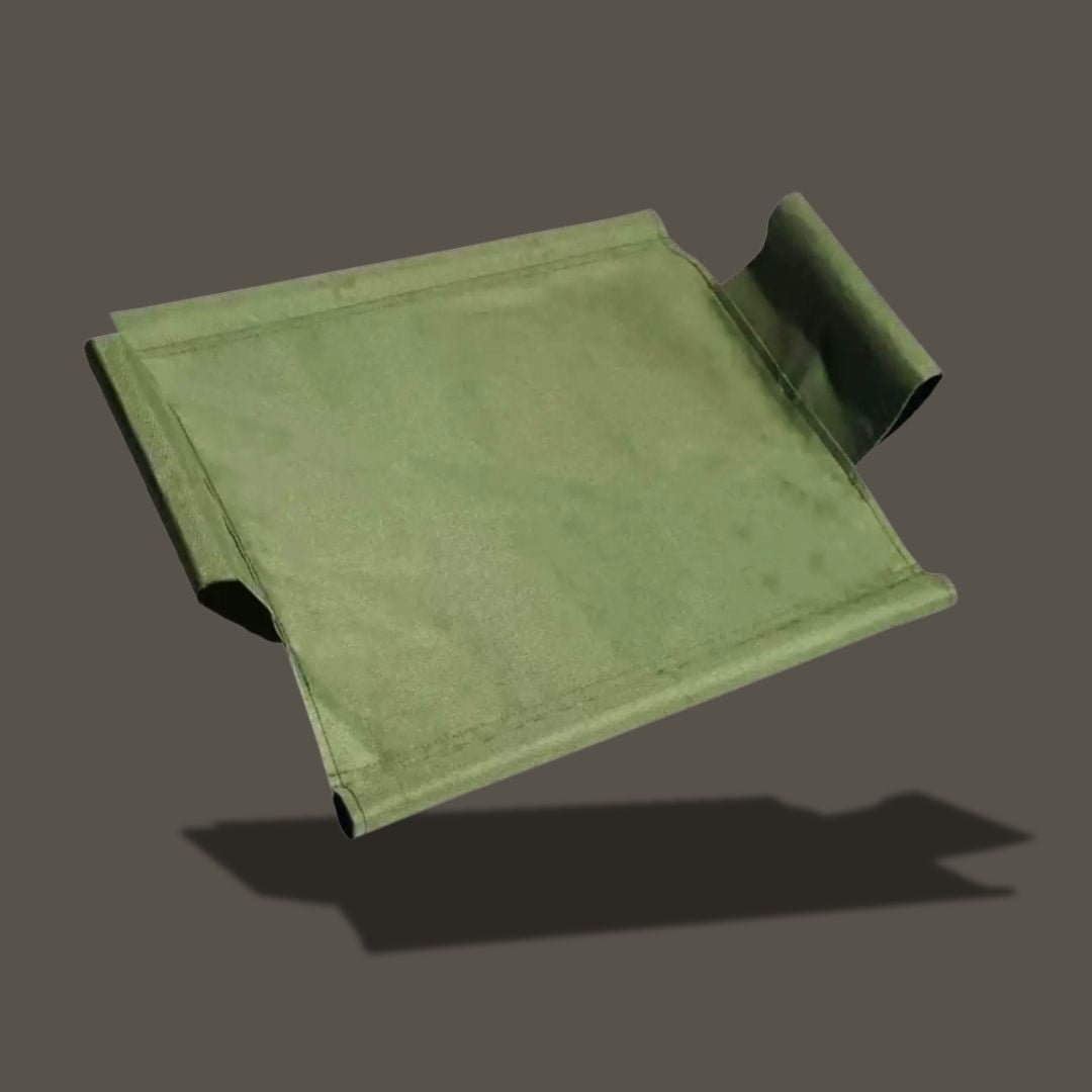 Housse-lit-de-camp-chien-de-rechange-vert en tissu oxford résistant, 100% imperméable, respirant, hygiénique, anti-poils, pour lit de camp surélevé ImperméableToutou™, lavable en machine avec coutures solides de 50x39 cm pour chiot et chien de 0 à 15 kg- gros plan sur la housse de couleur vert kaki pour lit surélevé pour chien dehoussable