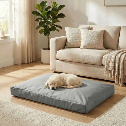 Housse-pour_coussin-chien-impermeable-5-tailles S, M, L, XL et XXL-lavable en machine- anti-poils-protection ultra-résistante en tissu Oxford 600 D résistant aux griffes et morsures de couleur gris-protection de couchage, coussin, lit, matelas, panier de forme rectangulaire-un chiot qui dort paisiblement sur la housse douce et hypoallergénique et hygiénique qui protège son matelas sur le sol du salon de la maison