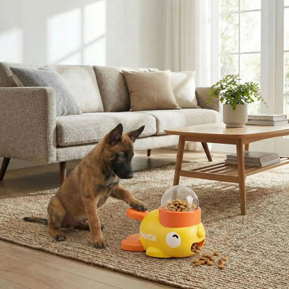 Jeu-intelligent-pour-chien-chiot-interactif, en forme de canard original avec pédale pour libérer les croquettes ou le friandises , jouet distributeur de croquettes avec rotation pour stimuler l'intelligence du chien, et un effet anti-glouton qui ralenti la prise d'alimentation, éducatif pour le chiot et le chien adulte-un chiot malinois qui appie sur la pédale pour libérer les croquettes du jouet dans le salon de l'appartement