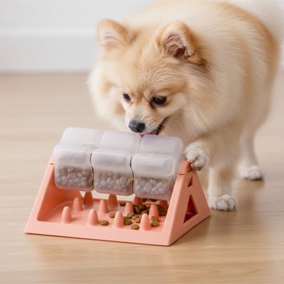 Jouet-intelligent-pour-chien-alimentaire, gamelle anti glouton qui stimule son intelligence et ses capacité motrices, avec ses 3 compartiments rotatifs sur le support stable et antidérapant en forme de triangle fond qui récupère les croquettes anti-fuite et 100% imperméable, lavable à l'eau et au  lave vaisselle, demontable faciment par un clip pour une hygiène parfaite- unchien qui utilise ses pattes et son museau pour faire tourner les compartiments qui laisse tomber des croquettes petit à petit du jouet 