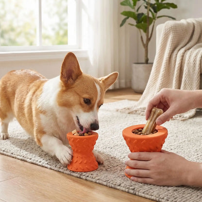 Jouet-pour-chien-destructeur-d-occupation, distributeur de croquette pour chiot et chien indestructible, jeu éducatif et d'intelligence, anti-anxiété de séparation-extérieur avec forme 3D pour un massage doux des gencives et nettoyage du tarte comme une brosse naturelle, jouet dentaire- un chien de race active qui lèche en tenant le jouet rempli de friandises cachées entre ses pattes donné par sa maitresse qui part au travail pour un rituel de séparation sans stress, ni anxiété