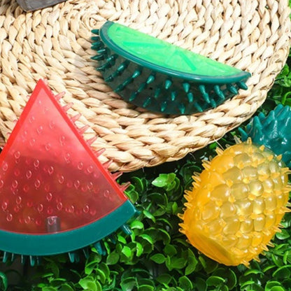 Jouet-rafraichissant-chien-chiot-glace-à-mordre et à remplir d'eau pour le mettre au congélateur, réutilisable, lavable en plastique robuste sans BPA, ni produits toxique, de qualité alimentaire, avec picots idéal pour masser les gencives et pour soulager les poussées dentaires du chiot avec l'effet froid anesthésiant qui masse les gencives, disponible en 3 formes de fruit part de pastèque, ananas et tranche de citron vert-gros plan sur les 3 modèles de jouet  pastèque, citron vert et ananas 