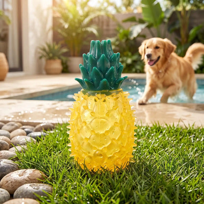 Jouet-rafraichissant-chien-chiot-glace-à-mordre et à remplir d'eau pour le mettre au congélateur, réutilisable, lavable en plastique robuste sans BPA, ni produits toxique, de qualité alimentaire, avec picots idéal pour masser les gencives et pour soulager les poussées dentaires du chiot avec l'effet froid anesthésiant qui masse les gencives, disponible en 3 formes de fruit part de pastèque, ananas et tranche de citron vert-gros plan que le jouet rafraichissant en forme d'ananas rempli d'eau glacée