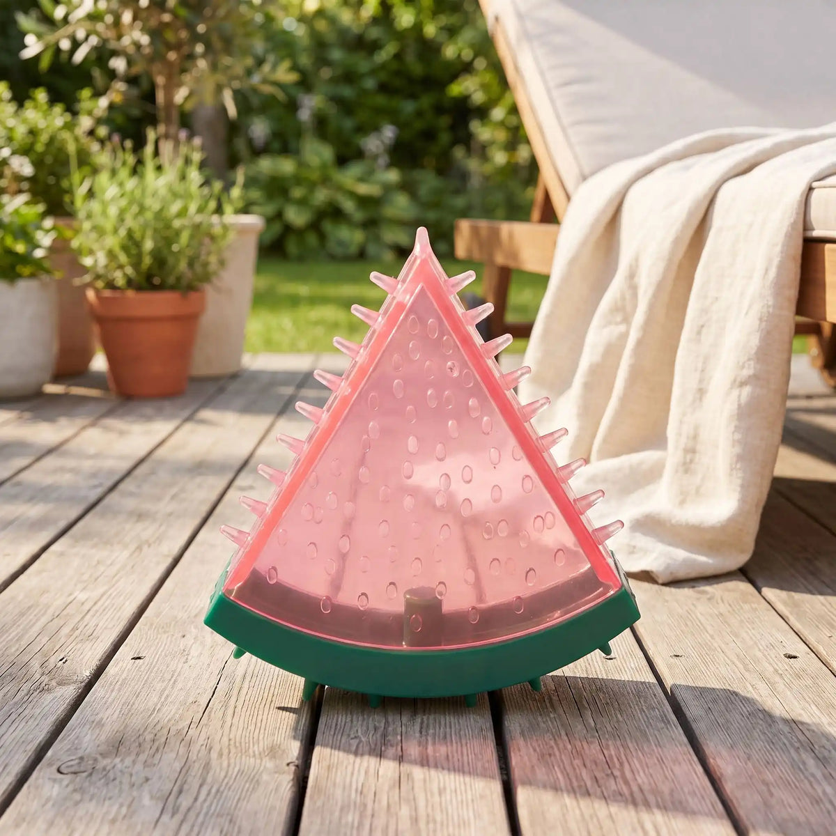 Jouet-rafraichissant-chien-chiot-glace-à-mordre et à remplir d'eau pour le mettre au congélateur, réutilisable, lavable en plastique robuste sans BPA, ni produits toxique, de qualité alimentaire, avec picots idéal pour masser les gencives et pour soulager les poussées dentaires du chiot avec l'effet froid anesthésiant qui masse les gencives, disponible en 3 formes de fruit part de pastèque, ananas et tranche de citron vert-gros plan que le jouet rafraichissant en forme de pastèque rempli d'eau glacée