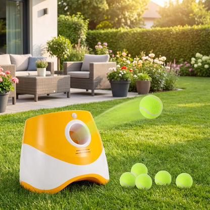 Lance-balle-automatique-pour-chien-3 longueurs réglables : 3/6/9 mètres avec 3 balles de tennis ⌀5 cm pour chien fournies, compatibles avec balles du même diamètre, de couleur blanc et orange, avec sa prise USB, détecteur de mouvement avec lancer automatique, jouet interactif transportable avec sa poignée compact et autonome pour chiot et chien de petite race- gros plan sur le lanceur de balle qui lance automatiquement une balle de tennis pour un jeu interactif pour chien, dans le jardin de la maison
