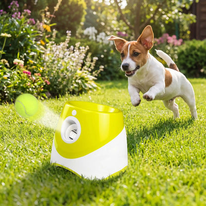 Lance-balle-automatique-pour-chien-3 longueurs réglables : 3/6/9 mètres avec 3 balles de tennis ⌀5 cm pour chien fournies, compatibles avec balles du même diamètre, de couleur blanc et vert clair, avec sa prise USB, détecteur de mouvement avec lancer automatique, jouet interactif transportable avec sa poignée compact et autonome pour chiot et chien de petite race- un chien de race active qui court pour attraper la balle de tennis envoyée par le lanceur de balles à détecteur de mouvement dans le jardin 