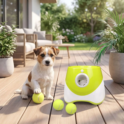 Lance-balle-automatique-pour-chien-3 longueurs réglables : 3/6/9 mètres avec 3 balles de tennis ⌀5 cm pour chien fournies, compatibles avec balles du même diamètre, de couleur blanc et vert clair, avec sa prise USB, détecteur de mouvement avec lancer automatique, jouet interactif transportable avec sa poignée compact et autonome pour chiot et chien de petite race- gros plan sur un chiot de petite race avec sa balle sous la patte à côté du lanceur automatique sur la terrasse de la maison