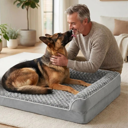 Lit-canapé chien-chiot-orthopédique-xxl avec traversin intégré,antidérapant-imperméable-déhoussable-lavable en machine-résistant aux griffes et morsures  pour  moyen à grand chien et chiot jusqu'à 50 kg max-en velours côtelé et 100% Coton PP et deux traversins cylindriques rembourré en forme de L de couleur gris pour un effet apaisant et sécurisant-un grand chien couché confortablement sur le lit orthopédique avec matelas à mémoire de forme , qui fait des bisous à son maitre venu lui faire un câlin 