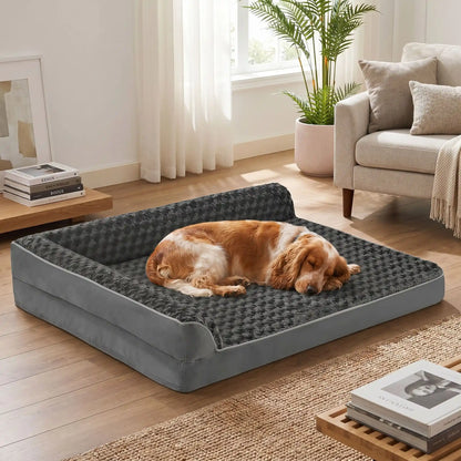 Lit-canapé chien-chiot-orthopédique-xxl avec traversin intégré,antidérapant-imperméable-déhoussable-lavable en machine-résistant aux griffes et morsures  pour  moyen à grand chien et chiot jusqu'à 50 kg max-en velours côtelé et 100% Coton PP et deux traversins cylindriques rembourré en forme de L de couleur gris pour un effet apaisant et sécurisant-un chien de race moyenne qui dort paisiblement sur le lit orthopédique avec matelas à mémoire de forme gris foncé dans salon de l'appartement