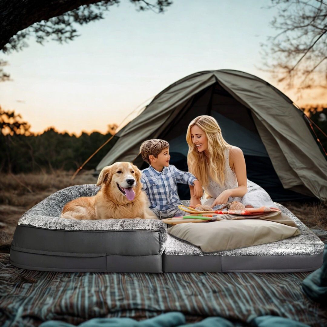 Lit-canapé-pour-chien-déhoussable-imperméable-antidérapant-un garnd chien avec sa maitresse et un enfant installé toutnles trois sur le canapé en version déplié en lit confortable avec sa poignée de transport en plein air avec leur tente de camping-qui discutent et passe un bon moment