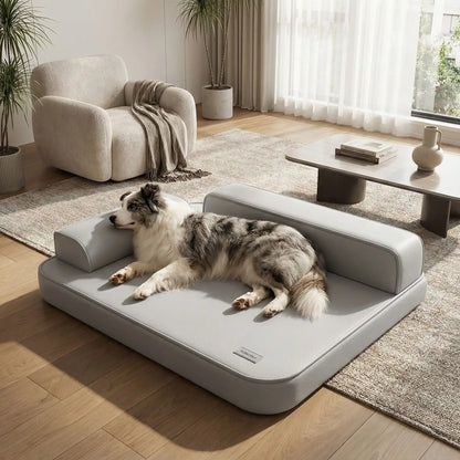 Lit-canapé-pour-chien-chiot-imperméable-orthopédique-dehoussable-lavable en machine, antidérapant,accoudoirs haut en forme de L de couleur gris, technologie anti déchirure, coutures résistantes et solides garantissant sa longue longévité-rembourrage 100% coton haute densité et matelas en mousse éponge haute résilience  à mémoire de forme-un Berger Australien et couché sur son lit design xxl dans le salon de la maison