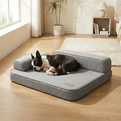 Lit-canapé-pour-chien-chiot-imperméable-orthopédique-dehoussable-lavable en machine, antidérapant,accoudoirs haut en forme de L de couleur gris, technologie anti déchirure, coutures résistantes et solides garantissant sa longue longévité-rembourrage 100% coton haute densité et matelas en mousse éponge haute résilience  à mémoire de forme-un chien de taille moyenne qui dort paisiblement et apaisé sur son lit au design contemporain xxl dans la chambre de la maison