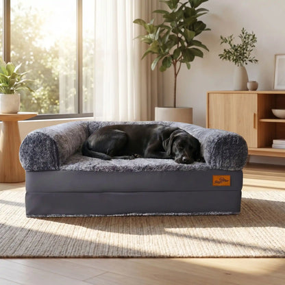 Lit-canapé-pour-chien-xxl-imperméable déhoussable et lavable en machine, matelas à mémoire de forme 100% coton éponge haute densité et haute résilience pour un soutien orthopédique pour chiens de grande race, housse douce en velours, effet peluche et accoudoir en U au rembourrage 100% coton haute densité-un grand chien qui dort sur le lit en version plié et canapé orthopédique à mémoire de forme avec dossier et accoudoirs cylindrique entourant dans le salon de la maison