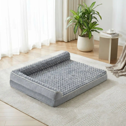 Lit-pour-chien-orthopédique-xxl avec traversin intégré,antidérapant-imperméable-déhoussable-lavable en machine-résistant aux griffes et morsures  pour grand chien et chiot jusqu'à 50 kg max-en velours côtelé et 100% Coton PP et deux traversins cylindriques rembourré en forme de L de couleur gris pour un effet apaisant et sécurisant-gros plan sur le lit avec son matelas à mémoire de forme épais et haute résilience qui protège les articulations du chien