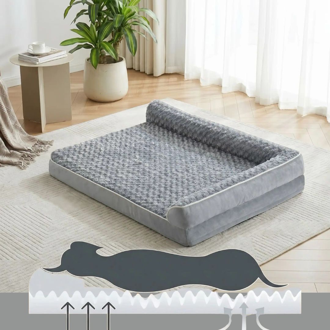 Lit-pour-chien-orthopédique-xxl avec traversin intégré,antidérapant-imperméable-déhoussable-lavable en machine-résistant aux griffes et morsures  pour grand chien et chiot jusqu'à 50 kg max-en velours côtelé et 100% Coton PP et deux traversins cylindriques rembourré en forme de L de couleur gris pour un effet apaisant et sécurisant-gros plan sur le lit avec son matelas à mémoire de forme épais et haute résilience pour un soutien uniforme évitant les points de pression