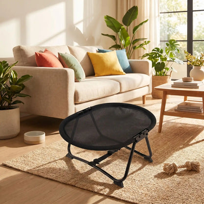 Lit-de-camp-chien-chaise, hamac d'été en maille repirante solide pour une circulation d'air optimale, imperméable, lavable, avec sa structure en acier inoxydable avec sangles de sécurité réglable et pliable, compacte pour chiot et chien de petite taille de 0 à 6 kilos maximum de couelur noir, léger et transportable-gros plan sur le hamac ovale avec sa structure solide et pliable de couleur noir pour chiot et chien de petite taille dans le salon de la maison  en été
